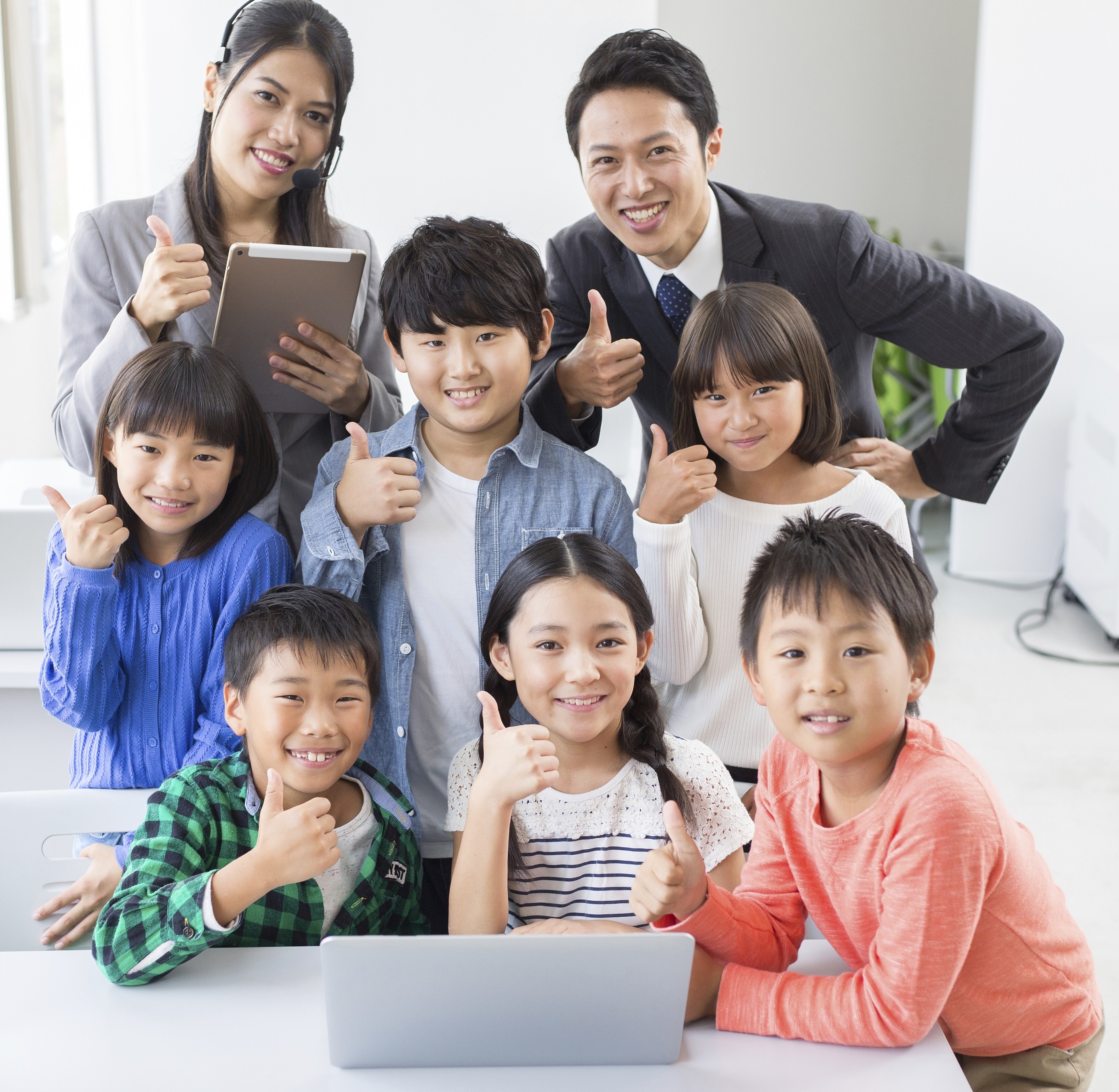子どもたちがプログラミングを楽しんでいる様子